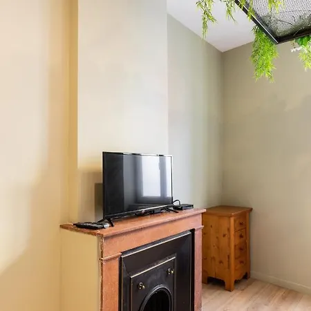 Dify Jungle Jean Mace Apartment